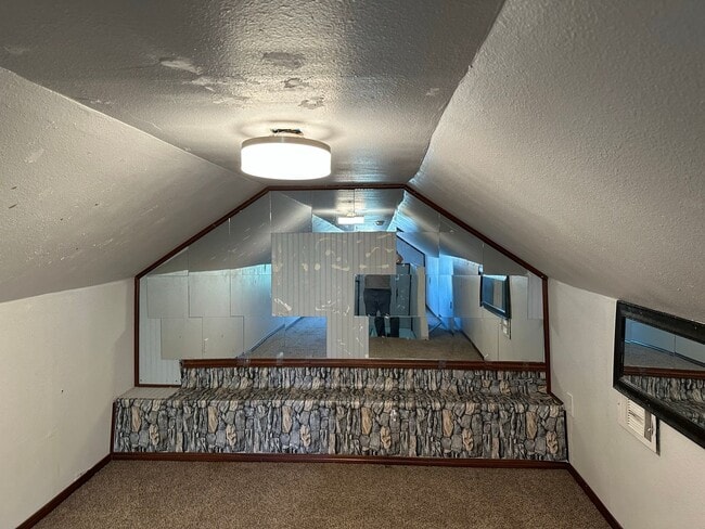 Building Photo - 2 Bed 1 Bath Home
