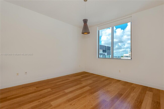 Building Photo - 1060 Brickell Ave