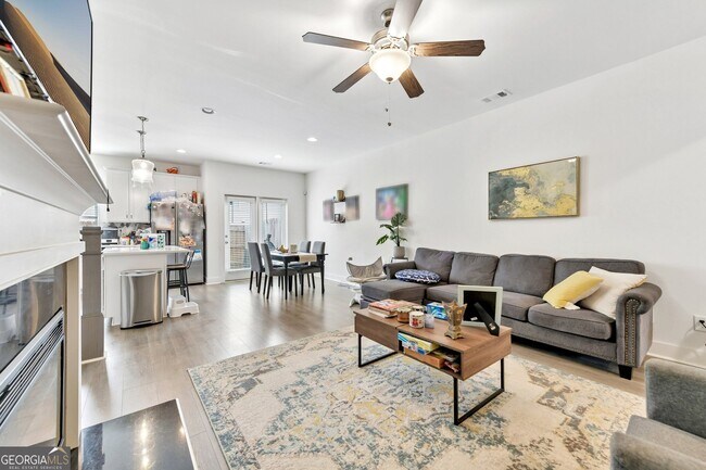 Building Photo - 5811 Calle Vis Dr