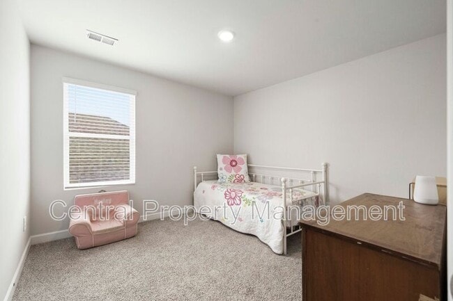 Building Photo - 320 Lavinia Cir
