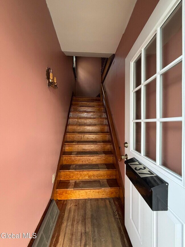 Building Photo - 737 Mason St