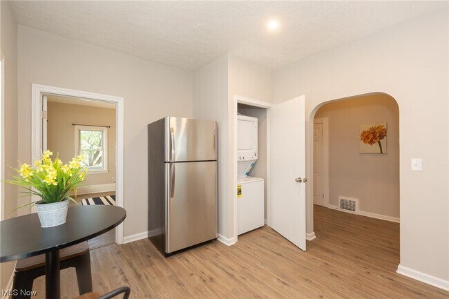 Building Photo - 2057 Fairview