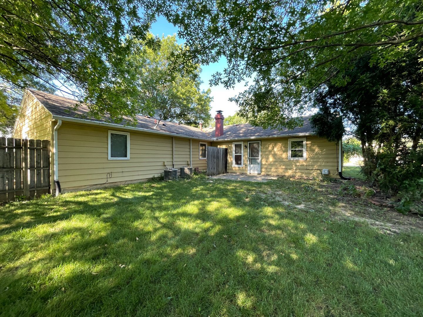 Building Photo - 5633 Bluebird Ct