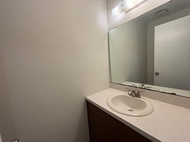 Building Photo - 401 Chateau Dr SE