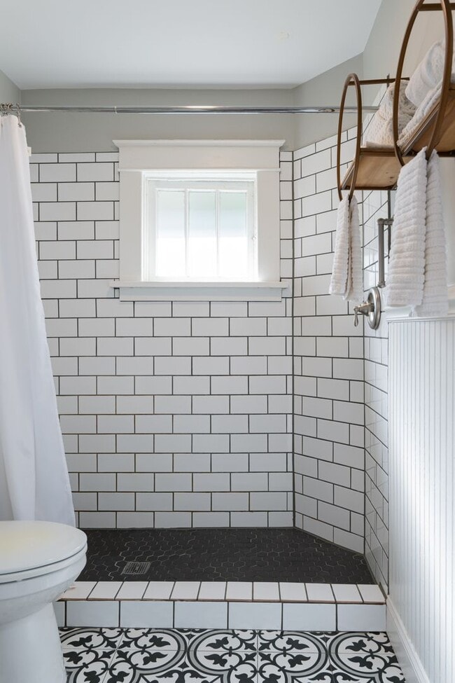 Building Photo - Beautifully Updated House - Awesome Montford Location