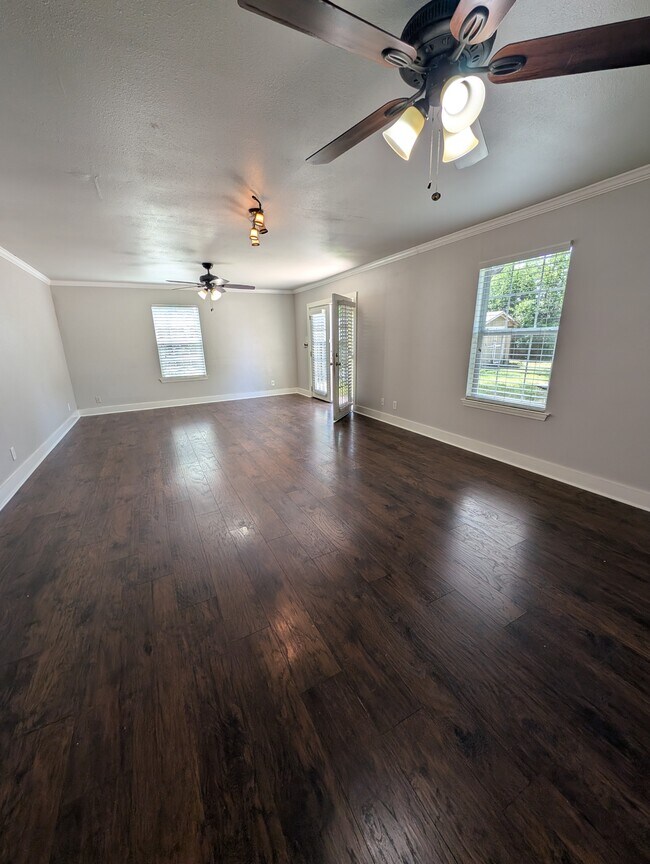 Building Photo - 515 E Elm St