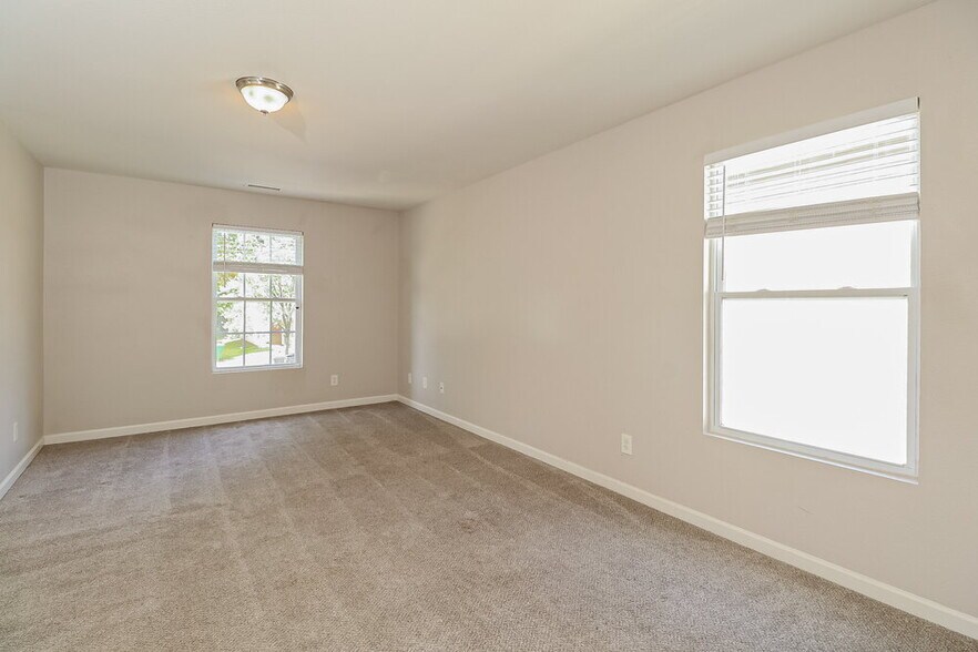Building Photo - 7234 Fox Point Dr