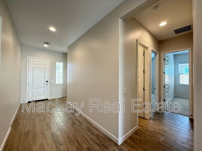 Building Photo - 2996 E Birdsong Ave