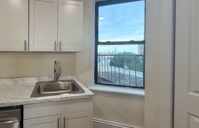 Building Photo - 327 8th St