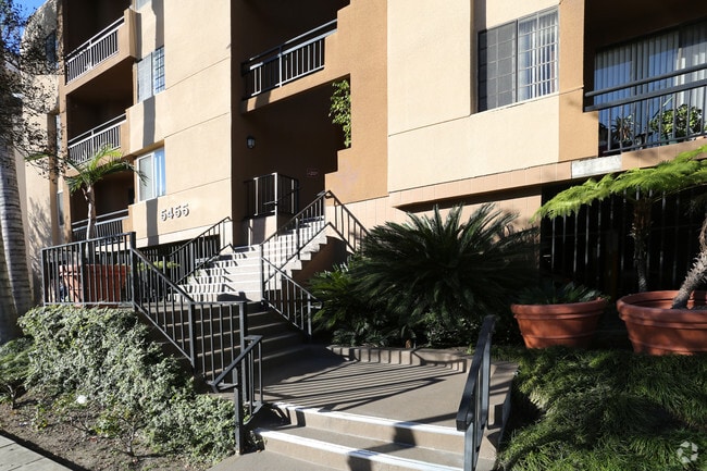 Building Photo - White Oak Gardens