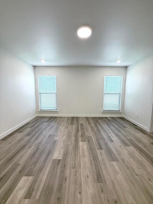 Building Photo - 2501 Kenwood Ave