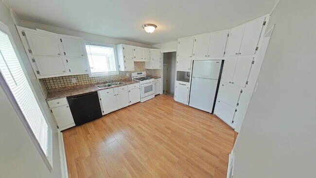 Building Photo - "3-Bed Haven with Granite Touches in St. Clair Shores – Perfect for Cozy Living!"