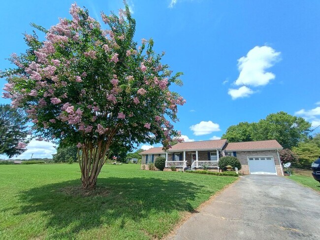 Building Photo - 4 Bed/2 Bath Brick Home - Church Hill TN