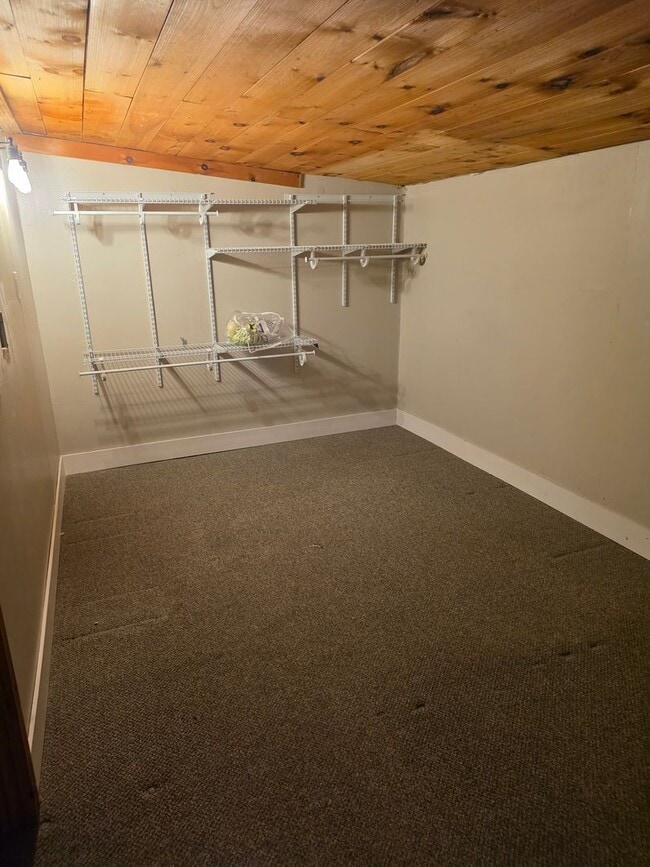 Building Photo - 3 Bedroom single family house