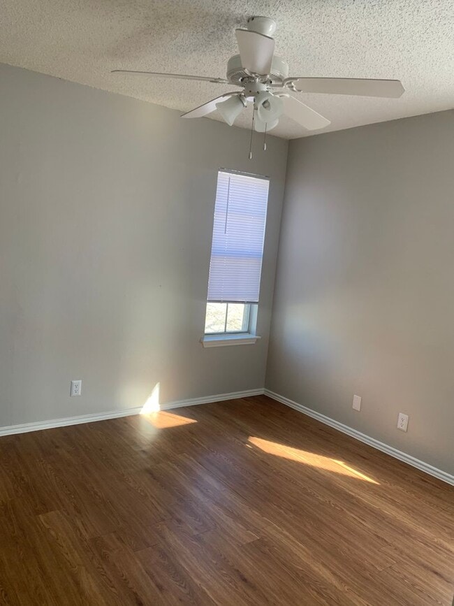 Building Photo - 3 bedroom 2 bath
