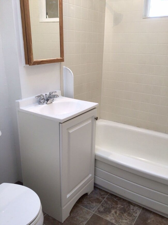 Building Photo - Great Heights Location 1BD Duplex