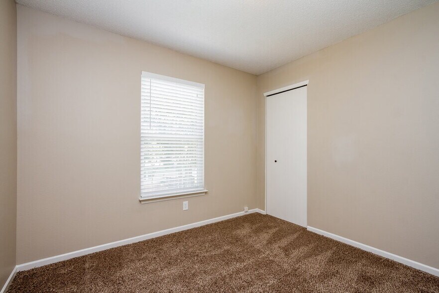 Building Photo - 2041 Dutch Elm Dr