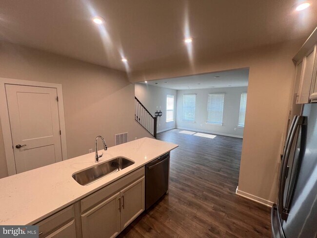 Building Photo - 44625 Wolfhound Sq