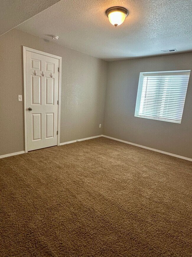 Building Photo - BEAUTIFUL 4BD HOME in MESA RIDGE with MOUN...