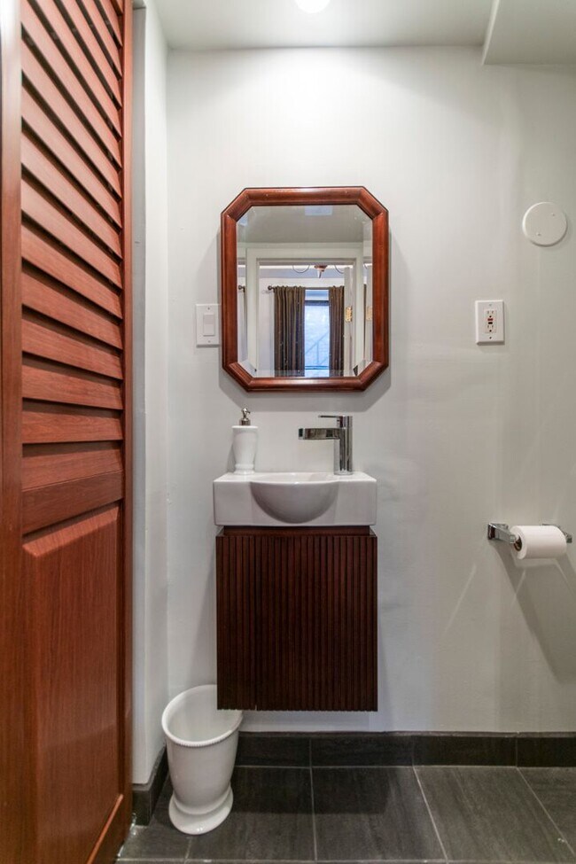 Building Photo - 1823 Pine St