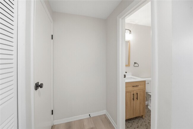 Building Photo - 17 Willowick Dr