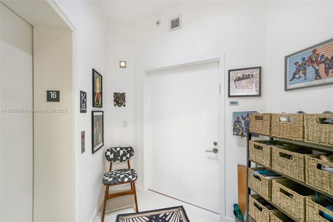 Building Photo - 2020 N Bayshore Dr