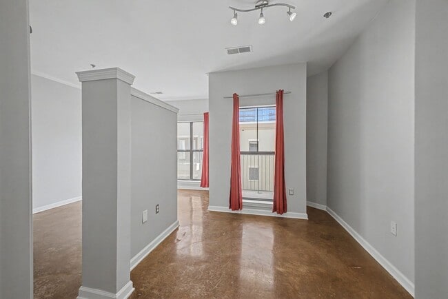 Building Photo - Penthouse-level 1 bed / 1 bath Condo at Bristol on Broadway