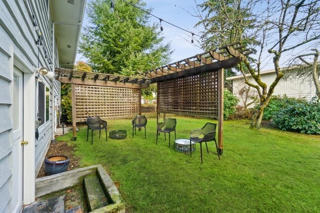 Building Photo - Mountlake Terrace - Two bed + huge Den - s...