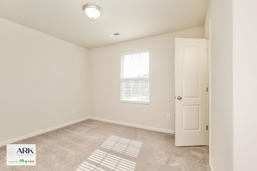 Building Photo - 214 Glenoaks Dr
