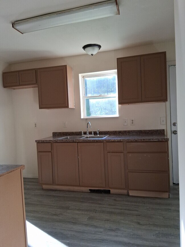 Building Photo - 197 W Chalmers Ave