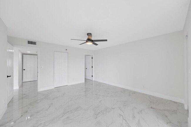 Building Photo - 7290 Kinghurst Dr