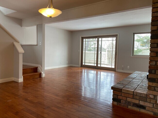 Building Photo - 4 Bed 3.5 Bath Wonderland Hill Townhouse