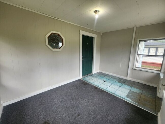 Building Photo - Large Family Home in Clinton