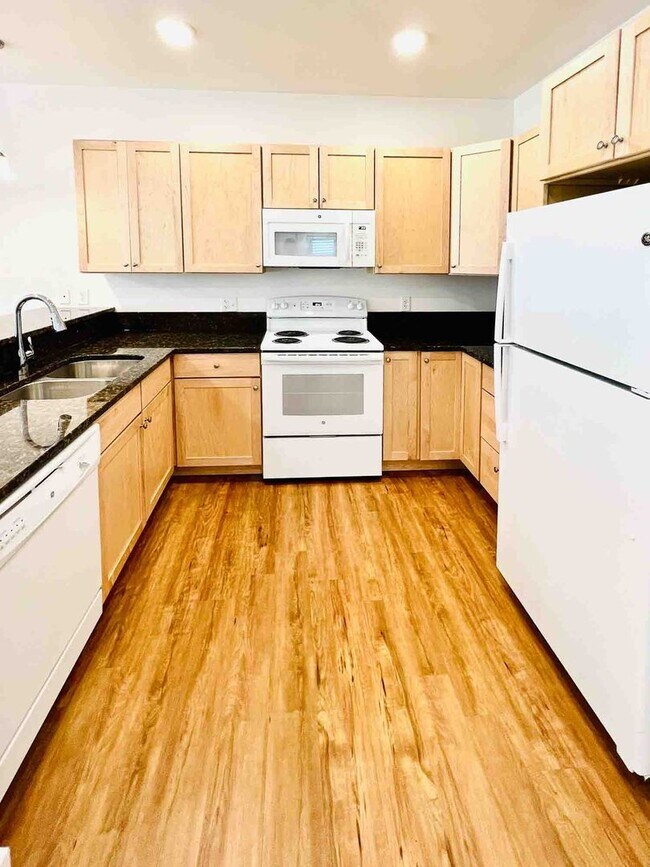 Building Photo - 2 bed, 1 bath townhouse style apartment with washer & dryer provided (45 Griffin Ln #202)