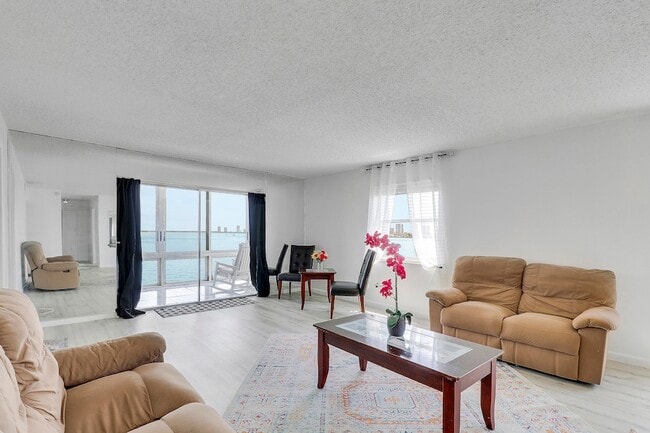Building Photo - 410 Wilma Cir