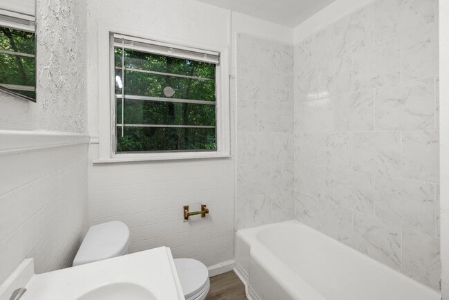 Building Photo - Charming 3 Bedroom, 2 Bathroom house