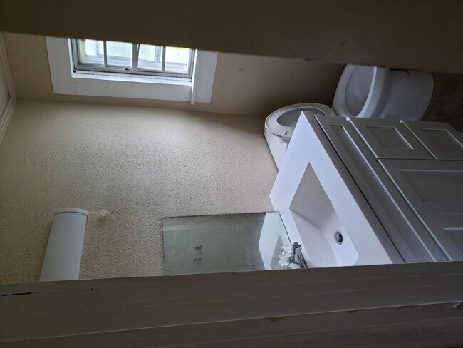 Building Photo - 319 E Nelson St