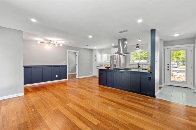 Building Photo - 1113 S Meadows Dr