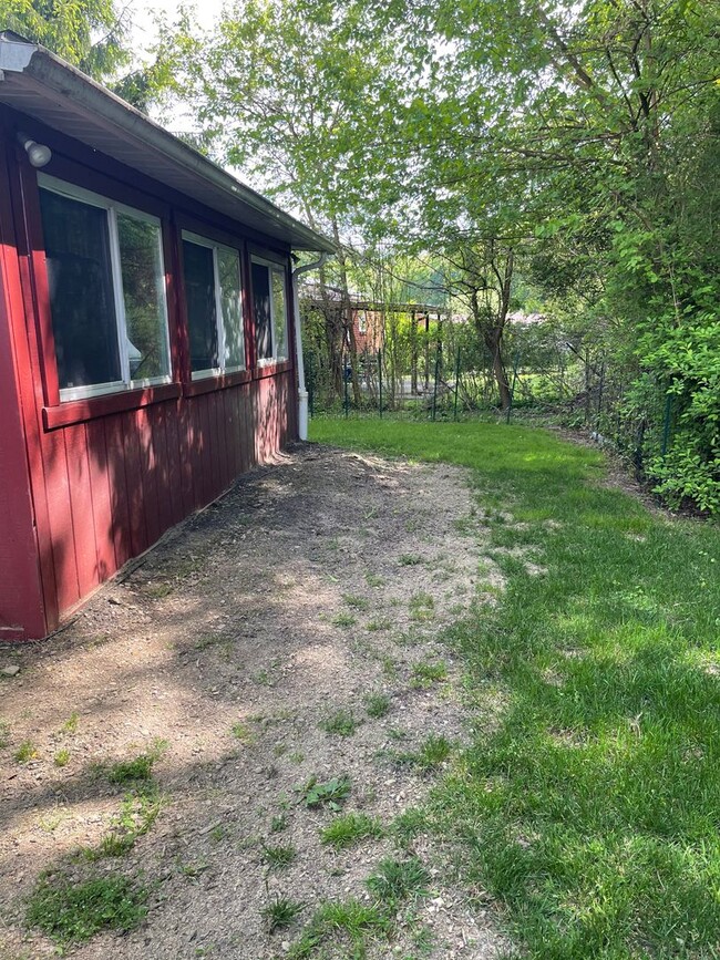 Building Photo - 3 BEDROOM, 1.5 BATH IN PENN HILLS - MOVE-I...