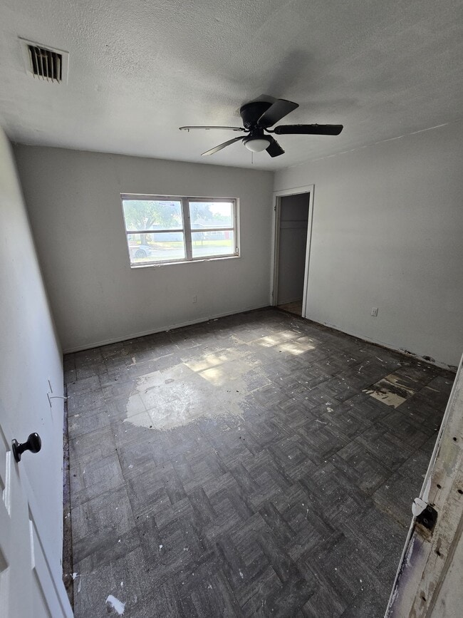 Building Photo - 520 Thomas Ave