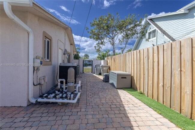 Building Photo - 1660 NE 25th Ave