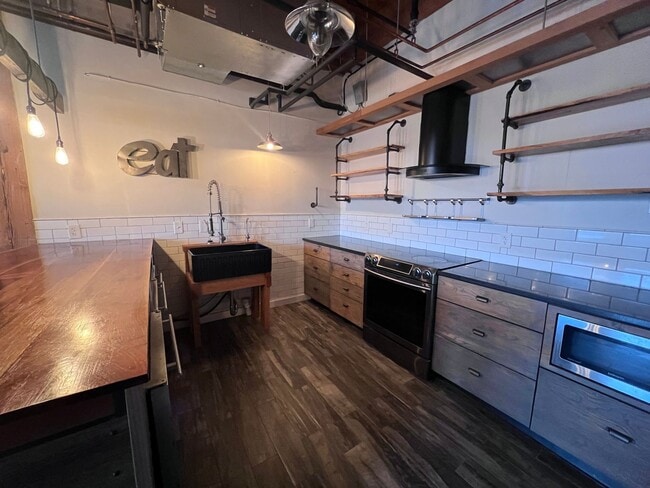 Building Photo - Gorgeous Loft Downtown Grand Rapids