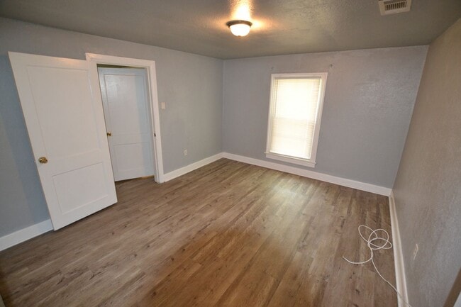 Building Photo - Updated, 3 bedroom, 2 bath home on treed lot in coveted Brownsfield Community