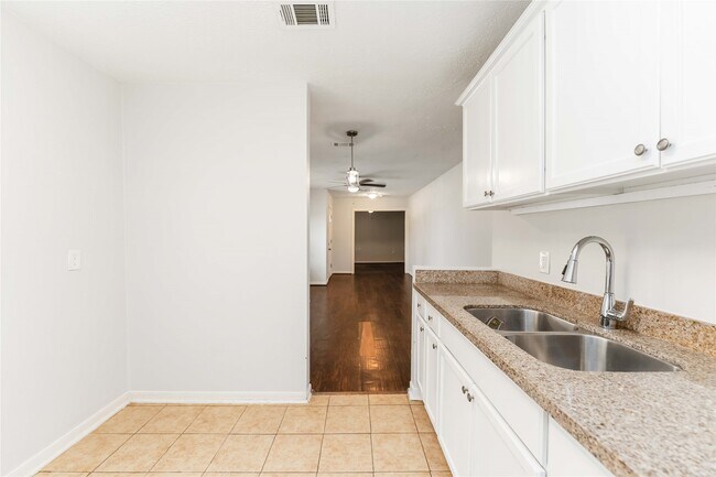 Building Photo - 3122 Sunnydale Dr