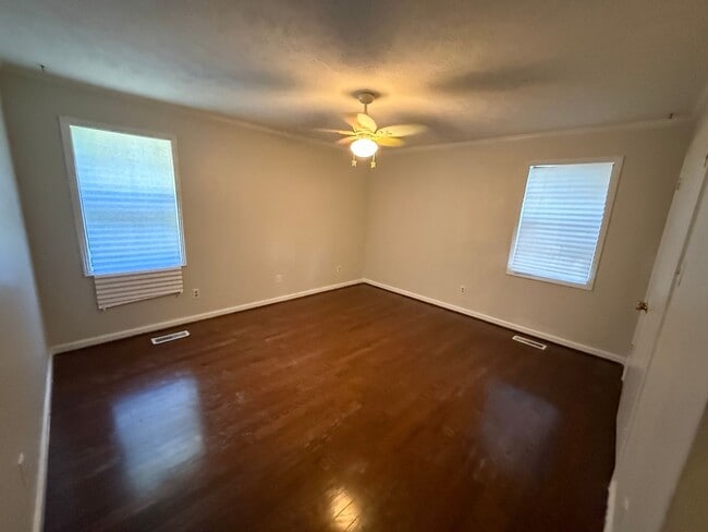 Building Photo - 102 Hickory Hill Dr