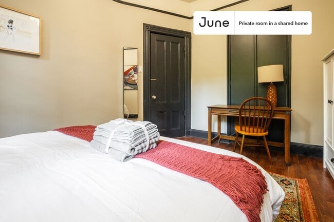 Building Photo - 336 W 47th St