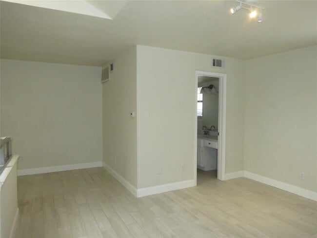 Building Photo - 5757 E University Blvd