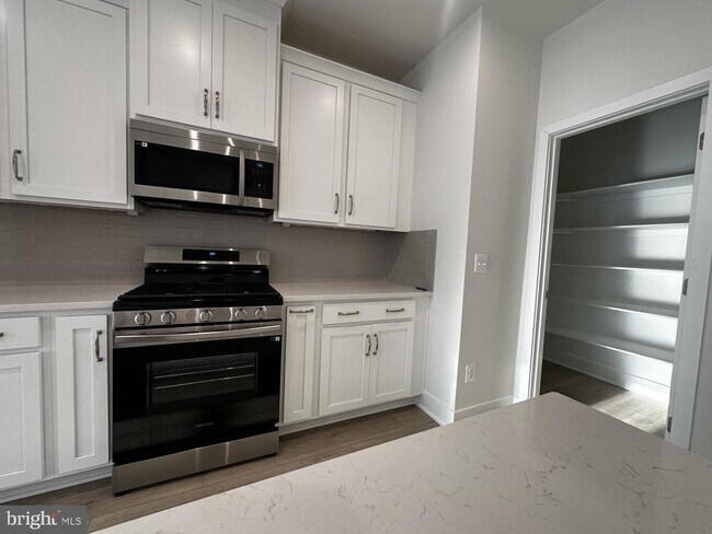 Building Photo - 112 Galaxy Pl