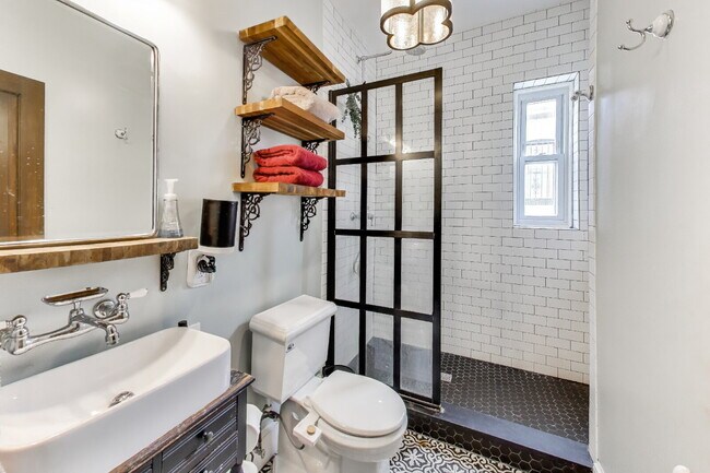 Building Photo - Beautiful Bloomingdale Row house. Utilities Included!