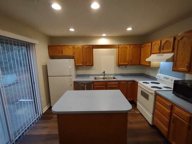 Building Photo - Move In Ready Townhome located in the Pres...